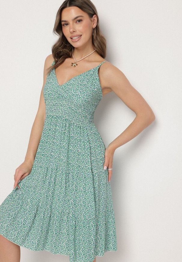 Born2be - Zielona Bawełniana Sukienka o Rozkloszowanym Kroju na Ramiączkach w Kwiatowy Wzór Mirindra. Okazja: na spacer. Typ kołnierza: dekolt w kształcie V. Kolor: zielony. Materiał: bawełna. Długość rękawa: na ramiączkach. Wzór: kwiaty. Sezon: lato. Styl: klasyczny