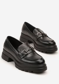 Born2be - Czarne Mokasyny na Grubej Podeszwie z Tłoczeniem i Klamrą Ilrezza. Okazja: na co dzień. Zapięcie: klamry. Kolor: czarny. Styl: klasyczny, casual, elegancki
