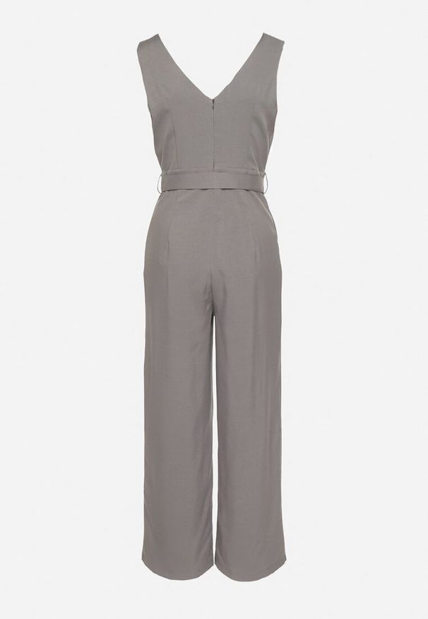 Born2be - Szary Kombinezon Taliowany z Kopertowym Dekoltem i Paskiem z Klamrą Ronivae. Okazja: na co dzień. Kolor: szary. Styl: klasyczny, casual, elegancki