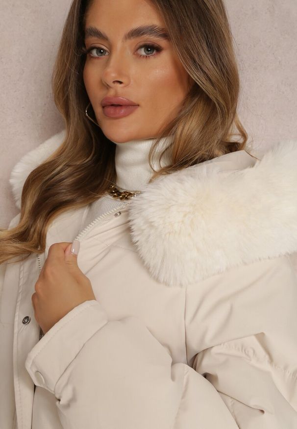 Renee - Jasnobeżowa Kurtka Pudełkowa z Odpinanym Futerkiem Bastebius. Kolor: beżowy. Materiał: futro. Długość rękawa: długi rękaw. Długość: długie. Wzór: aplikacja. Sezon: lato