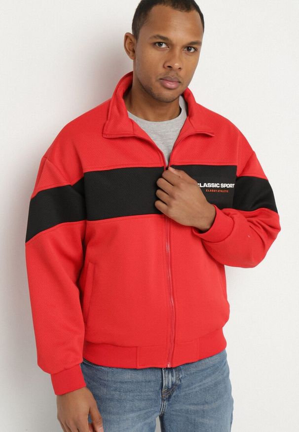 Born2be - Czerwona Kurtka z Geometrycznym Pasem i Napisem Fonalena. Okazja: na co dzień. Kolor: czerwony. Materiał: jeans. Wzór: napisy, geometria. Styl: klasyczny, casual