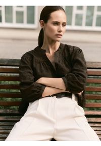 Reserved - Koszula z ażurowym wzorem - ciemnobrązowy. Kolor: brązowy. Materiał: bawełna. Wzór: ażurowy