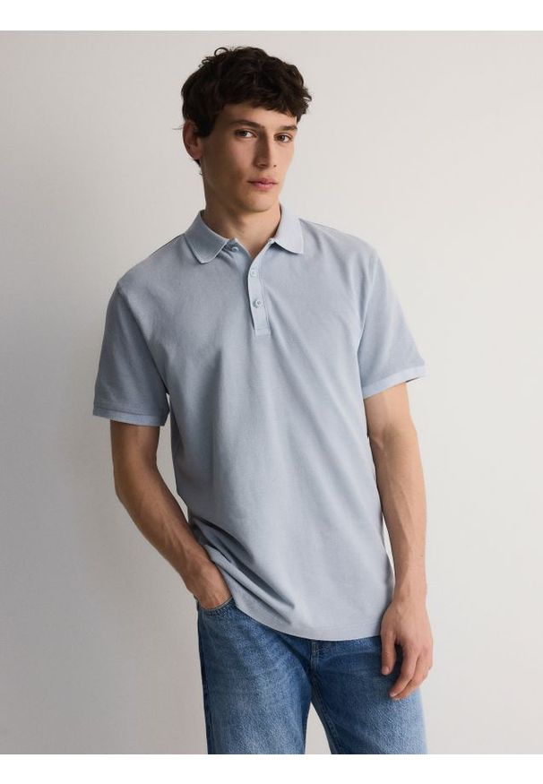 Reserved - Koszulka polo regular fit - jasnoniebieski. Typ kołnierza: polo. Kolor: niebieski. Materiał: bawełna, dzianina