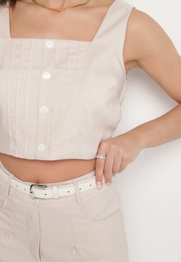 Born2be - Jasnobeżowy Komplet Szerokie Spodnie i Top na Ramiączkach z Ozdobnymi Guzikami Lirelene. Kolor: beżowy. Wzór: aplikacja