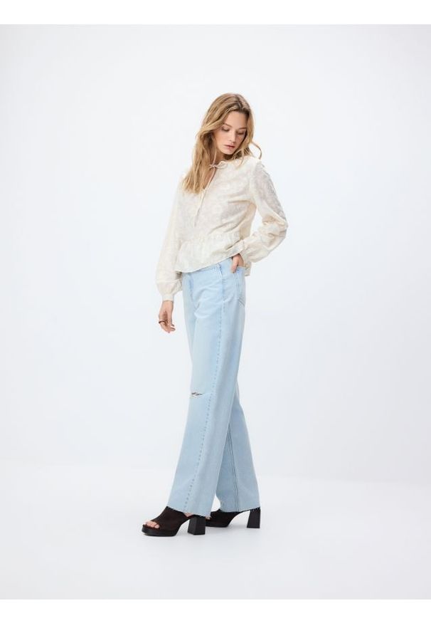 Reserved - Jeansy straight z przetarciami - niebieski. Kolor: niebieski