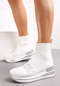 Renee - Białe Sneakersy Luvina. Nosek buta: okrągły. Kolor: biały. Materiał: materiał. Sezon: wiosna, jesień. Obcas: na obcasie. Wysokość obcasa: niski #4