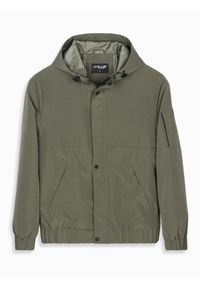 Ombre Clothing - Męska funkcjonalna kurtka przejściowa z kapturem – oliwkowa V2 - Rozmiar: S. Okazja: na co dzień. Typ kołnierza: kaptur. Kolor: oliwkowy. Materiał: tkanina, poliester, materiał. Wzór: gładki. Styl: casual #10