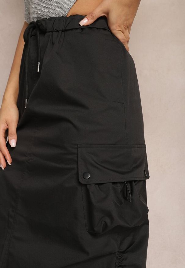 Renee - Czarna Marszczona Spódnica Midi w Stylu Cargo z Gumką w Talii Gacieam. Kolor: czarny. Materiał: tkanina