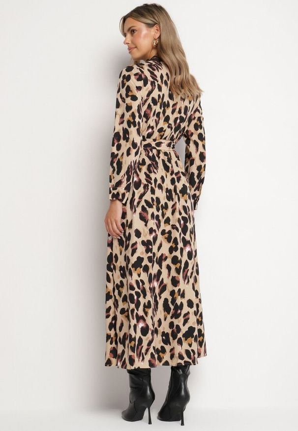 Born2be - Brązowa Kopertowa Rozkloszowana Sukienka w Panterkę z Gumką w Talii Paskiem i Koronką Sialindra. Okazja: na co dzień. Kolor: brązowy. Materiał: koronka. Wzór: koronka, motyw zwierzęcy. Typ sukienki: kopertowe. Styl: casual, klasyczny