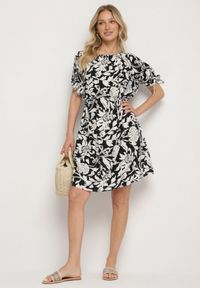 Born2be - Czarna Bawełniana Sukienka w Ornamentalne Rośliny z Wiązaniem Przy Rękawach Tosvena. Okazja: na spacer, na imprezę, na co dzień. Kolor: czarny. Materiał: bawełna. Styl: casual, elegancki #2