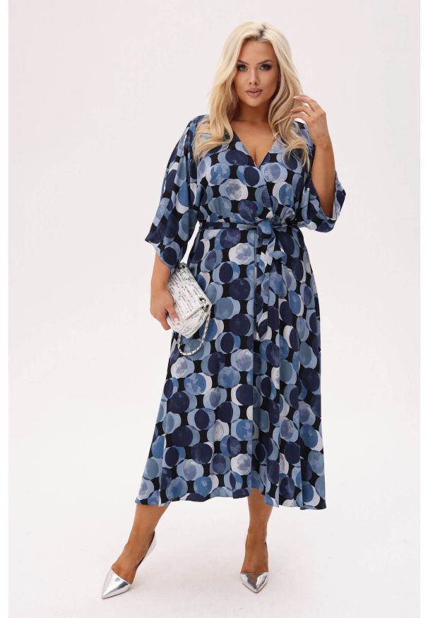 Moda Size Plus Iwanek - Sukienka Noelia - Ocean - we wzór kół o głębokich odcieniach granatu i niebieskiego PLUS SIZE XXL OVERSIZE. Okazja: do pracy, na co dzień. Kolekcja: plus size. Kolor: niebieski. Materiał: wiskoza, tkanina. Wzór: nadruk. Sezon: lato. Typ sukienki: oversize, dla puszystych. Styl: elegancki, casual