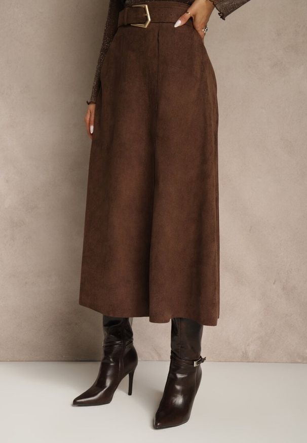 Renee - Brązowa Spódnica z Wiskozy z Bawełną z Imitacji Zamszu z Paskiem Oliweda. Okazja: na co dzień. Kolor: brązowy. Materiał: bawełna, wiskoza, zamsz. Styl: casual