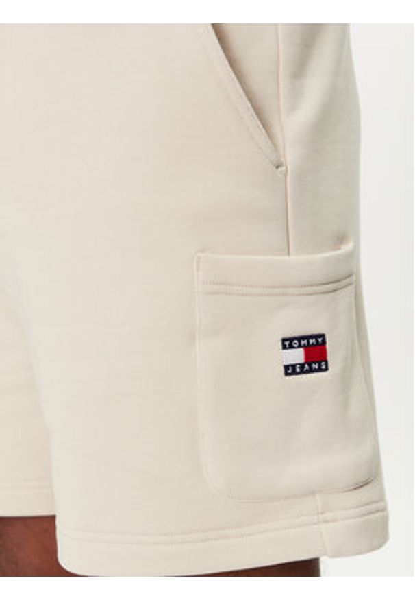 Tommy Jeans Szorty sportowe Badge DM0DM18479 Beżowy Regular Fit. Kolor: beżowy. Materiał: bawełna. Styl: sportowy