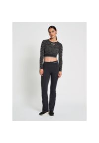 Damski crop top Hummel MT Saga. Kolor: czarny. Sport: piłka ręczna