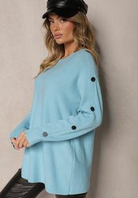 Renee - Jasnoniebieski Sweter z Wiskozą i Bawełną Ozdobiony Guzikami Ciavonne. Okazja: na co dzień. Kolor: niebieski. Materiał: bawełna, wiskoza. Długość rękawa: długi rękaw. Długość: długie. Wzór: aplikacja. Styl: casual