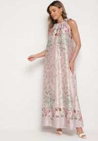 Born2be - Jasnoróżowa Satynowa Sukienka w Kwiaty z Ozdobnym Wiązaniem Fenasella. Okazja: na co dzień. Kolor: różowy. Materiał: satyna. Wzór: kwiaty. Typ sukienki: proste. Styl: elegancki, casual, klasyczny, wizytowy #1