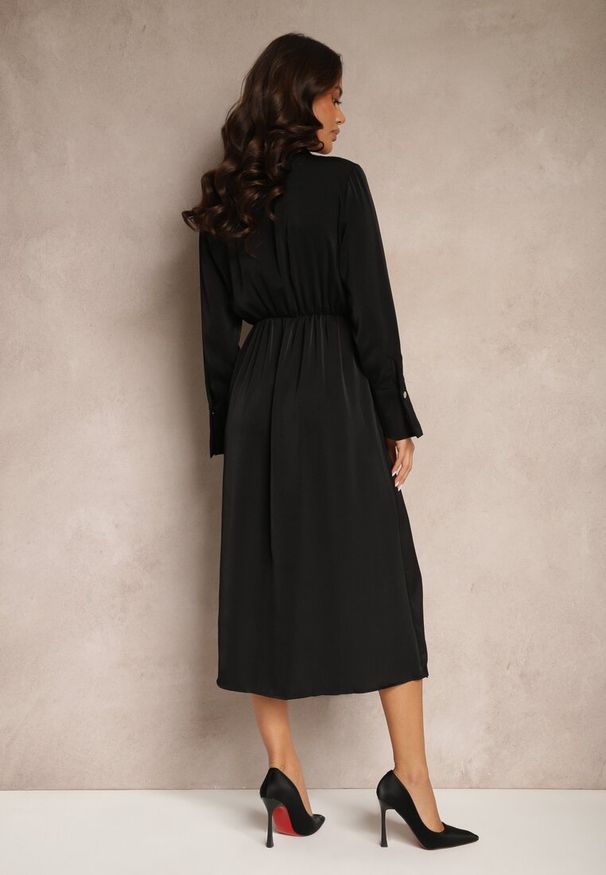 Renee - Czarna Satynowa Sukienka Kopertowa z Gumką i Łańcuszkiem w Talii Shaffa. Kolor: czarny. Materiał: satyna. Wzór: aplikacja. Typ sukienki: kopertowe. Długość: midi