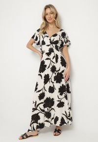 Born2be - Czarna Wiskozowa Sukienka Rozkloszowana w Kwiaty Arisona. Okazja: na randkę. Typ kołnierza: dekolt w kształcie V. Kolor: czarny. Materiał: wiskoza. Wzór: kwiaty. Sezon: wiosna, lato #1