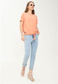 Volcano - Bluzka damska wiązana w pasie K-LILOU. Kolekcja: plus size. Kolor: różowy. Materiał: wiskoza, materiał. Wzór: aplikacja. Sezon: jesień, wiosna, lato #1