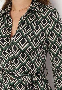 Born2be - Zielona Koszulowa Sukienka Maxi z Wiązanym Paskiem Erigge. Kolor: zielony. Materiał: materiał. Wzór: nadruk, geometria. Typ sukienki: koszulowe. Długość: maxi #3