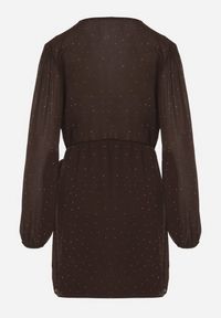 Born2be - Brązowa Kopertowa Sukienka Zdobiona Cyrkoniami i Drapowaniem Idiselle. Okazja: na spotkanie biznesowe. Kolor: brązowy. Materiał: poliester. Wzór: aplikacja. Typ sukienki: kopertowe. Styl: wizytowy, biznesowy, klasyczny #4