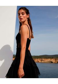 CHARO RUIZ IBIZA - Czarna sukienka z koronką Irish. Kolor: czarny. Materiał: koronka. Długość rękawa: na ramiączkach. Wzór: koronka. Długość: mini #5