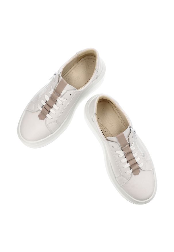 Białe Sneakersy Wasak Stylowe Buty Damskie Na Platformie. Zapięcie: sznurówki. Kolor: biały. Materiał: skóra. Wzór: grochy. Obcas: na platformie