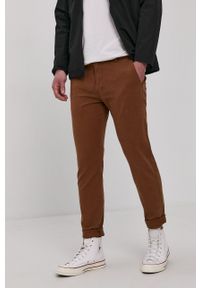 Levi's® - Levi's Spodnie męskie kolor brązowy w fasonie chinos. Okazja: na spotkanie biznesowe. Kolor: brązowy. Materiał: tkanina. Wzór: gładki. Styl: biznesowy #1