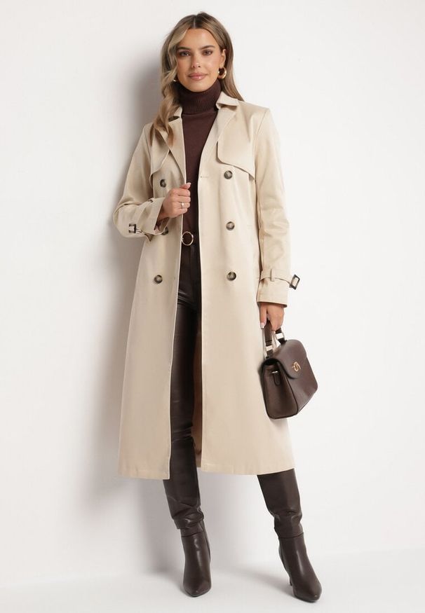 Born2be - Jasnobeżowy Płaszcz Trencz Dwurzędowy Ozdobiony Paskiemz Klamrą Tinbella. Okazja: na co dzień. Kolor: beżowy. Materiał: jeans. Wzór: aplikacja. Styl: casual, elegancki, klasyczny