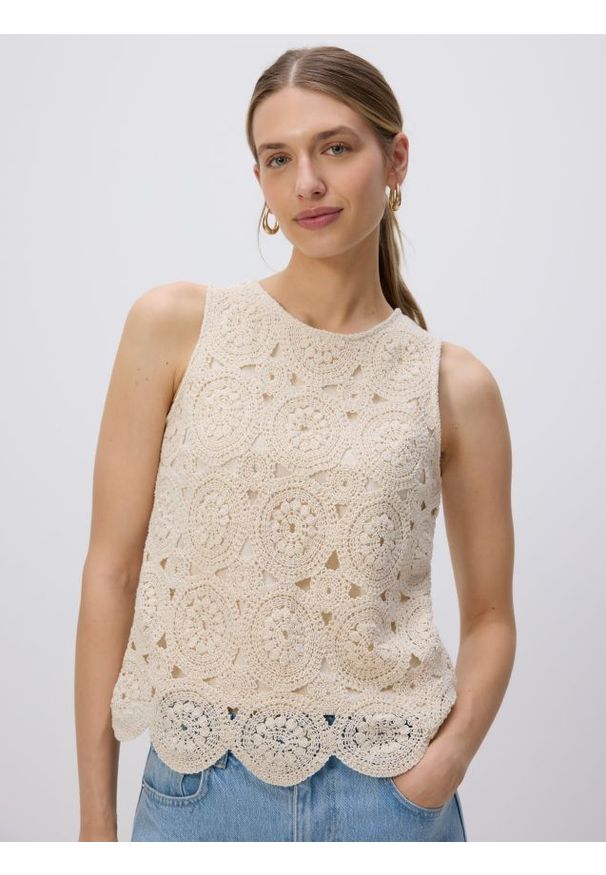 Reserved - Ażurowy top z bawełny - złamana biel. Materiał: bawełna. Wzór: ażurowy