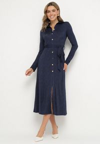Born2be - Granatowa Rozkloszowana Sukienka Koszulowa z Wiązanym Paskiem Cheresin. Kolor: niebieski. Materiał: materiał. Typ sukienki: koszulowe. Długość: midi #1
