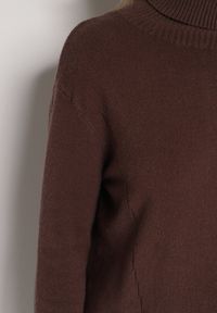 Born2be - Brązowy Sweter z Golfem i Dodatkiem Kaszmiru Rorizia. Okazja: na co dzień, do pracy. Typ kołnierza: golf. Kolor: brązowy. Długość: długie. Wzór: aplikacja. Materiał: kaszmir. Długość rękawa: długi rękaw. Sezon: zima, jesień. Styl: klasyczny, casual #3