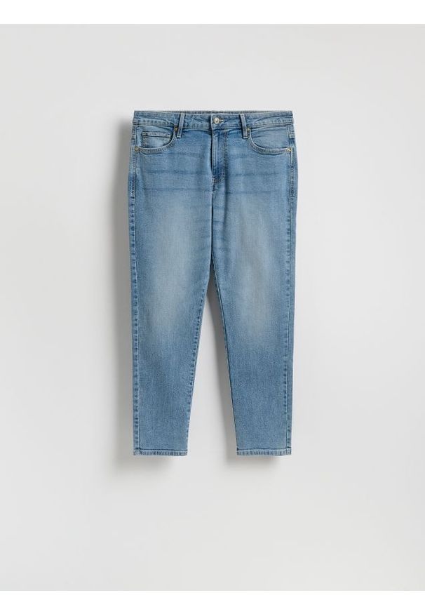 Reserved - Jeansy carrot slim z efektem sprania - niebieski. Kolor: niebieski