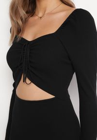 Born2be - Czarna Sukienka Mini z Prążkowanego Materiału z Wycięciem i Wiązaniem Cerdosja. Kolor: czarny. Materiał: materiał, prążkowany. Długość: mini #3