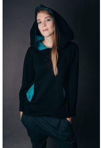Hultaj Polski - Bluza bokserska damska czarna z turkusem. Typ kołnierza: kaptur. Kolor: czarny. Materiał: tkanina, dzianina, dresówka, bawełna, elastan. Długość: krótkie. Wzór: kolorowy