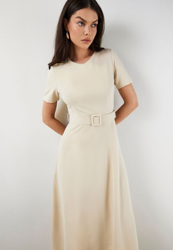 Born2be - Beżowa Rozkloszowana Sukienka Ozdobiona Paskiem Desianna. Okazja: na co dzień. Kolor: beżowy. Wzór: aplikacja. Styl: casual, klasyczny, elegancki