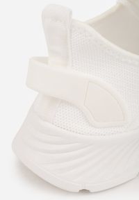 Renee - Białe Buty Sportowe na Platformie ze Sznurowaniem Adelmarie. Okazja: na co dzień. Kolor: biały. Materiał: jeans, dresówka. Obcas: na platformie #9