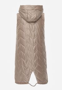 Renee - Brązowa Długa Pikowana Kamizelka z Kapturem i Ozdobną Naszywką Mentape. Typ kołnierza: kaptur. Kolor: brązowy. Długość: długie. Wzór: aplikacja. Styl: sportowy #5