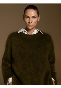 Reserved - Sweter z moherem - oliwkowy. Kolor: oliwkowy. Materiał: moher