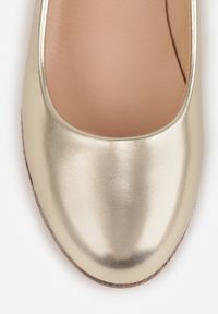 Renee - Złote Czółenka Vices ze Skórzaną Wkładką na Plecionym Koturnie Serapne. Kolor: złoty. Materiał: skóra. Obcas: na koturnie. Styl: klasyczny #3