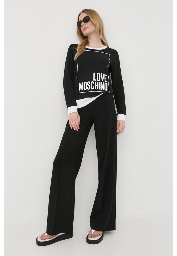 Love Moschino bluza damska kolor czarny z nadrukiem. Okazja: na co dzień. Kolor: czarny. Długość rękawa: długi rękaw. Długość: długie. Wzór: nadruk. Styl: casual