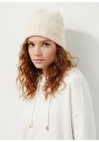 Ochnik - Kremowa czapka damska z warkoczami. Kolor: biały. Materiał: akryl #1