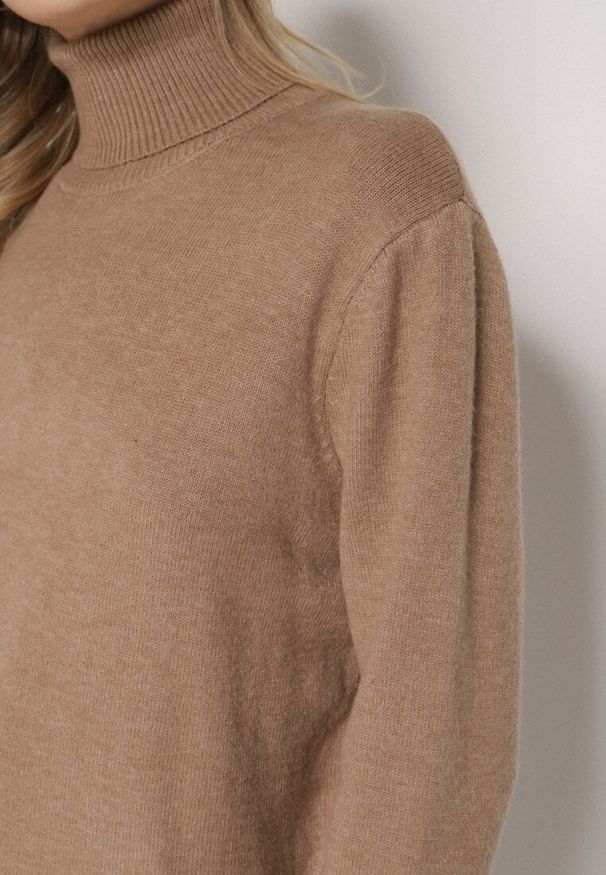 Born2be - Beżowy Casualowy Golf z Wełną o Prostym Kroju Reiselia. Okazja: na co dzień. Typ kołnierza: golf. Kolor: beżowy. Materiał: wełna. Styl: casual