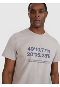 4f - 4F T-shirt regular z nadrukiem męski - szary 3XL. Okazja: na co dzień. Kolor: szary. Materiał: dzianina, bawełna, jersey. Długość rękawa: krótki rękaw. Długość: krótkie. Wzór: nadruk. Styl: klasyczny, sportowy, casual