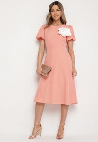 Born2be - Różowa Sukienka Vices o Rozkloszowanym Kroju z Odpinanym Kwiatem 3D Rallarea. Kolor: różowy. Wzór: kwiaty. Sezon: wiosna, lato #8