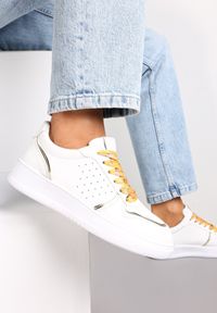 Renee - Biało-Złote Sneakersy z Kolorowymi Sznurówkami i Metalicznymi Wstawkami Lania. Kolor: biały. Wzór: kolorowy