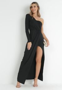 Born2be - Czarna Kopertowa Sukienka Maxi na Jedno Ramię z Marszczeniami Analaura. Okazja: na imprezę. Kolor: czarny. Materiał: wiskoza. Typ sukienki: kopertowe. Styl: elegancki. Długość: maxi