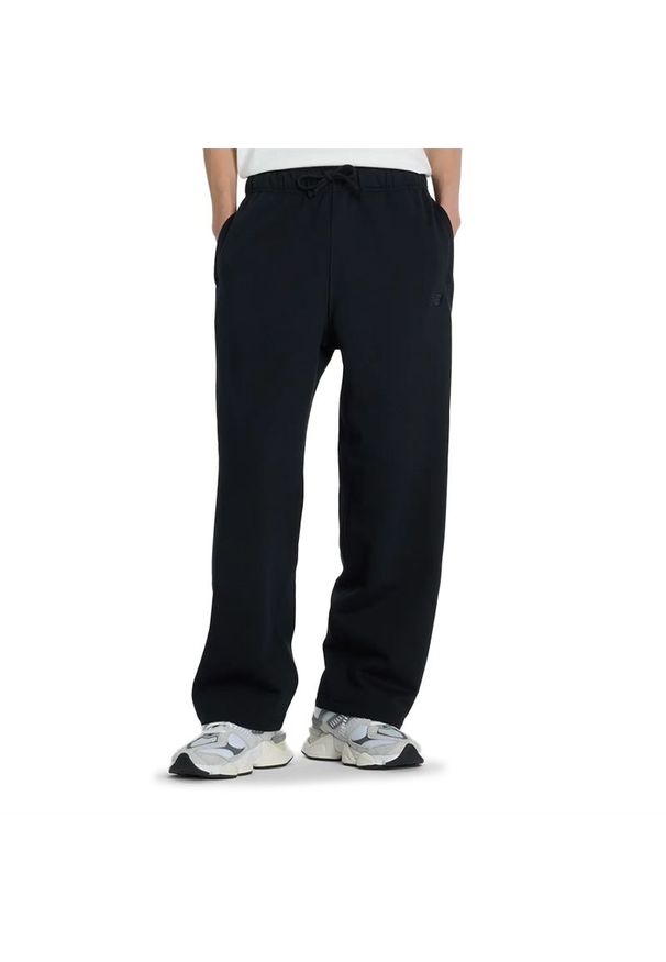 Spodnie męskie New Balance MP53504BK - czarne. Kolor: czarny. Materiał: dresówka, bawełna. Wzór: haft
