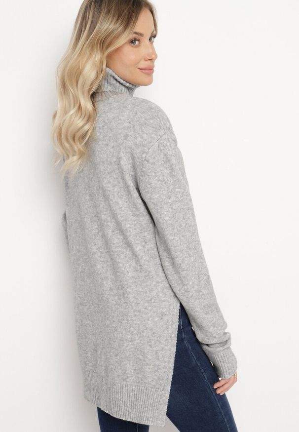 Born2be - Szary Klasyczny Golf o Asymetrycznym Kroju z Dłuższym Tyłem Viattira. Typ kołnierza: golf. Kolor: szary. Materiał: jeans. Długość rękawa: długi rękaw. Długość: długie. Styl: klasyczny