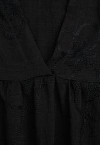 Renee - Czarna Haftowana Bluzka z Bawełny Zdobiona Falbankami Bolidia. Typ kołnierza: kołnierz z falbankami. Kolor: czarny. Materiał: bawełna. Wzór: haft, aplikacja. Styl: boho #5